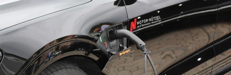 电动汽车充电 Car charging