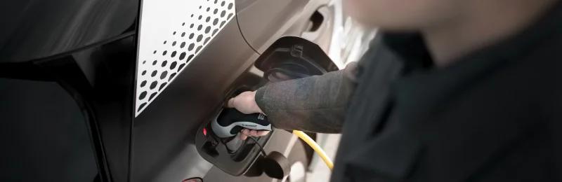 电动汽车充电 electric vehicle charging