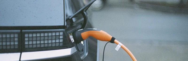 电动汽车充电 electric vehicle charging